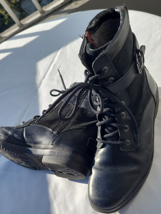 UGGS 9.5 - Picture 1 of 10